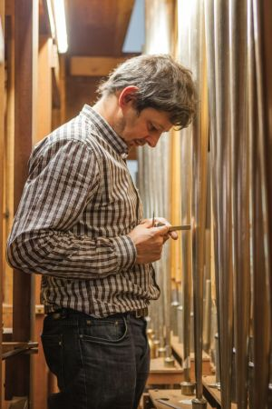 Quentin Blumenroeder en plein Harmonie d'un orgue